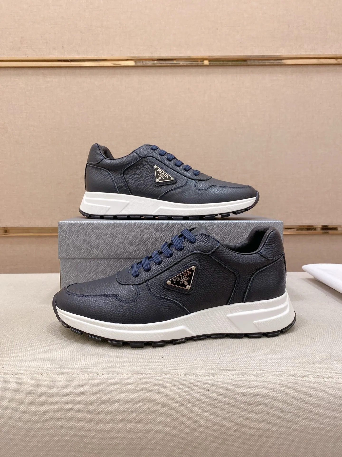 Factory price 560💰(High version) New Prada (Prada) high-top counters are on the market at the same time, new men's shoes, 😘fabrics are selected from waterproof technical cloth. First layer cowhide lining. 👍🏿Original molded anti-slip rubber outsole, with exquisite lines, simple and elegant, comfortable and high-end for leisure travel. Number of yards: 38 to 44. (Can be customized for 45.46.)